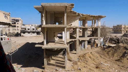 Überreste kürzlich bombardierter Gebäude im vom Krieg zerrütteten Gaza