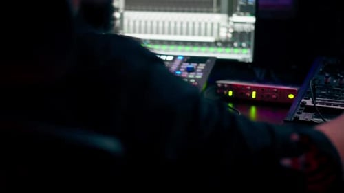 In einem Aufnahmestudio in einem sauberen Tonaufnahmeraum singt ein schönes Mädchen mit Kopfhörern in einen