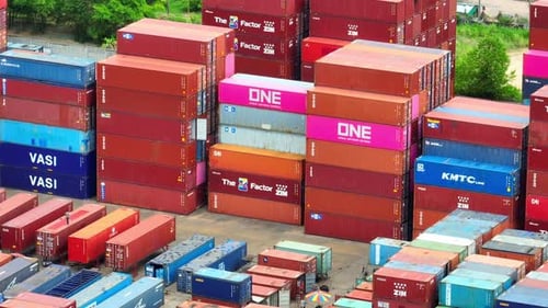 Containerwerft von oben: Ein geschäftiger Knotenpunkt gestapelter Schiffscontainer.