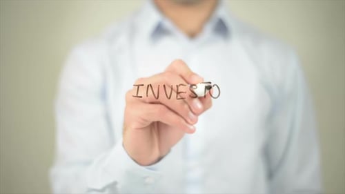 Investor Man schreibt auf transparentem Bildschirm