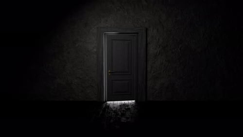 Porte s'ouvrant à une lumière vive dans une pièce sombre