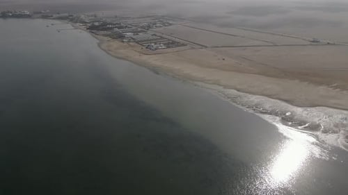 A areia da praia em Paracas, no Perú, se estende por muitos quilômetros para o interior, aérea