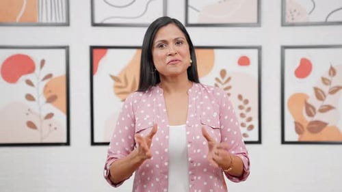 Influenciadora femenina india moderna