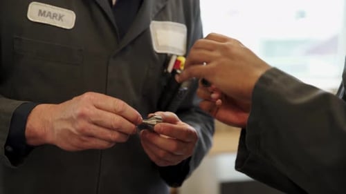 Travailleurs d'un atelier d'usinage examinant des pièces, années 2024