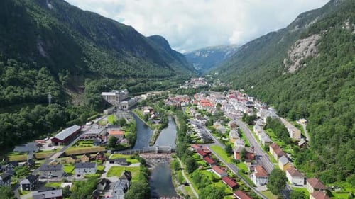Village et centrale électrique de Rjukan dans la vallée de Hjartdal, Vestfold og Telemark, Norvège - Vue aérienne 4k