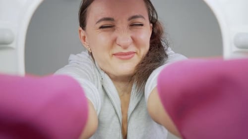 Une plombier mécontente nettoie la cuvette des toilettes sale avec des gants hygiéniques en faisant preuve de dégoût et