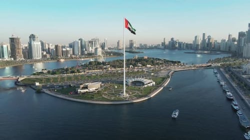 Vídeo aéreo sobre a cidade de Sajara e a bandeira do país