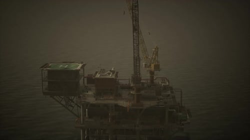 Una plataforma petrolera erguida en la vasta extensión del océano