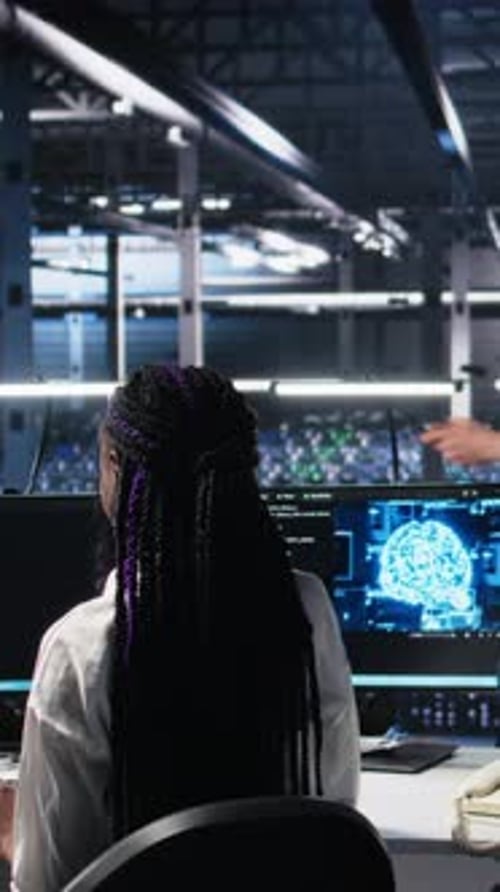 El administrador vertical del centro de datos de vídeo comprueba el trabajo realizado por los administradores mediante el aprendizaje profundo