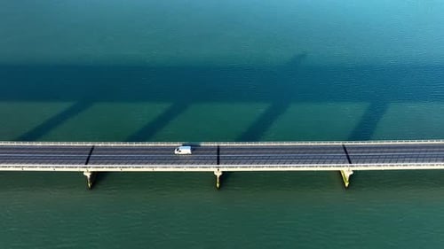 Brücke über türkisfarbenes Wasser Beeindruckende urbane Infrastruktur Symmetrische Linien und Schatten auf dem Meer