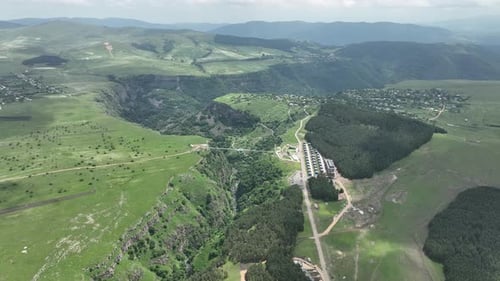 Toma aérea de la ciudad de Tsalka. Verano de 2024 en Georgia