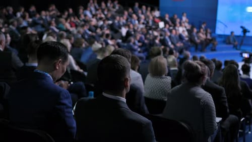 Equipe econômica oficial confiante em reunião lotada para uma ideia ou solução governamental