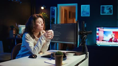 Fröhlicher IT-Mitarbeiter mit Kaffeetasse und Debugging-Code