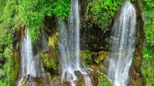Belle cascade dans une forêt tropicale vue aérienne depuis un Drone.