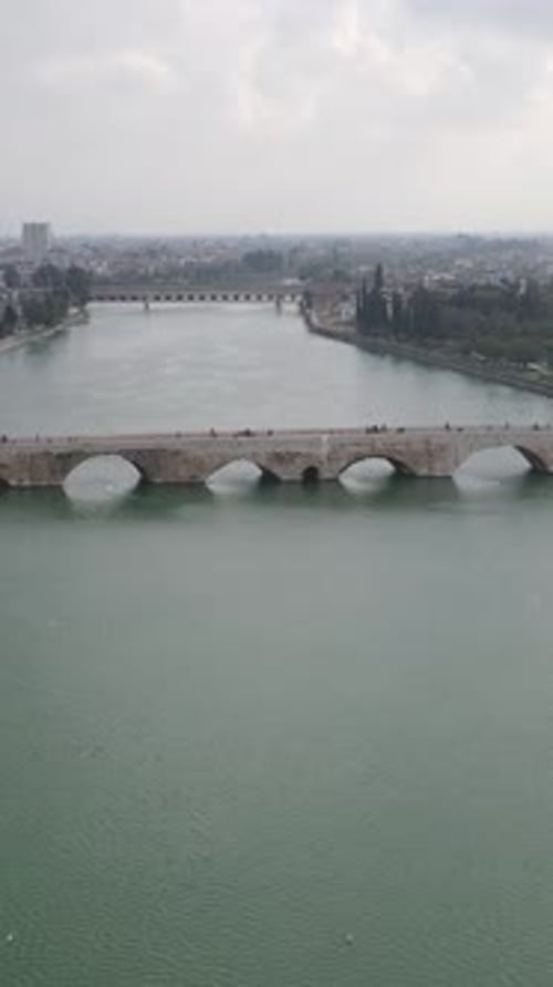 Un pont relie la ville