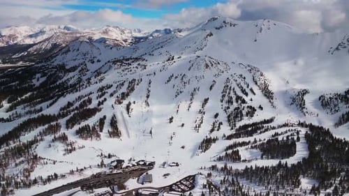 Station de ski Main Lodge Mammoth Mountain, Californie, Drone aérien, télésiège, ski, snowboard