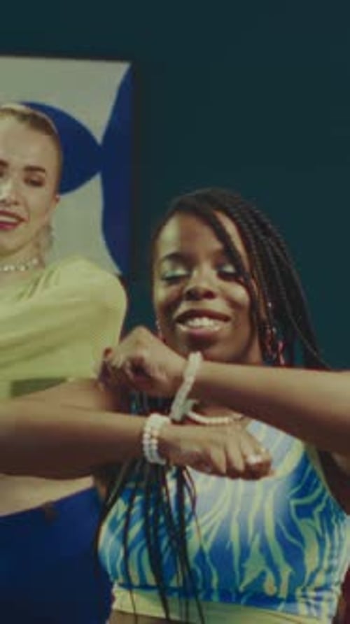 Un equipo de tres blogueros multirraciales de Vertical graba un vídeo de baile