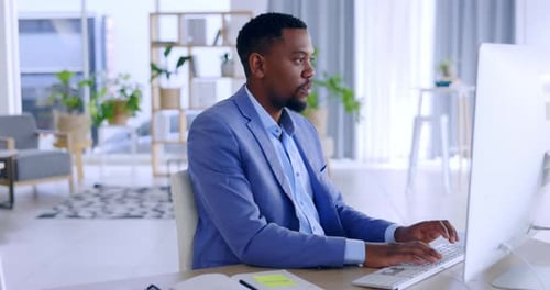 Homme noir, comptable et dactylographie sur ordinateur pour un courrier électronique, une proposition financière ou commerciale au bureau