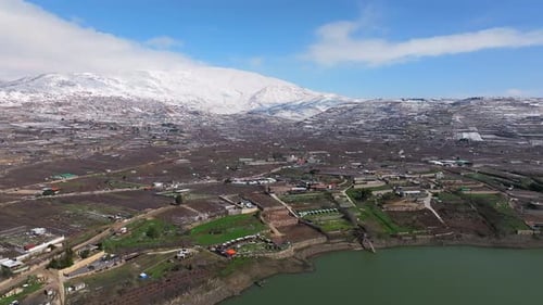 Montanha Hermon de Israel coberta de neve e lago Ram, imagens de Drone