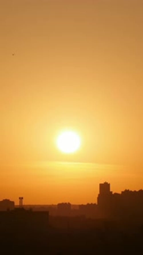 Sunrise Over City Skyline Red Sun Construction Silueta de grúa