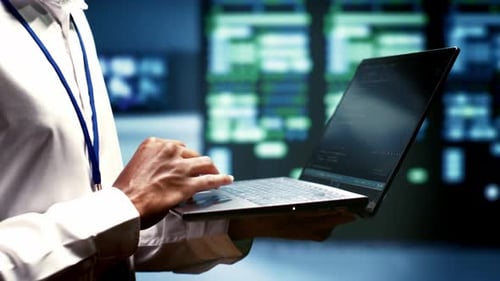 Mechaniker überprüft Server in Crypto Farm