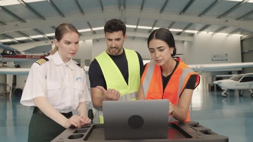Profesionales de la aviación colaboran en la creación de un portátil en Hangar