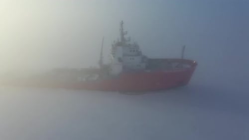 Luftbild über den Eisbrecher des Kreuzfahrtschiffs