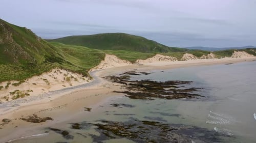 Vue aérienne du Five Fingers Strand dans le comté de Donegal en Irlande