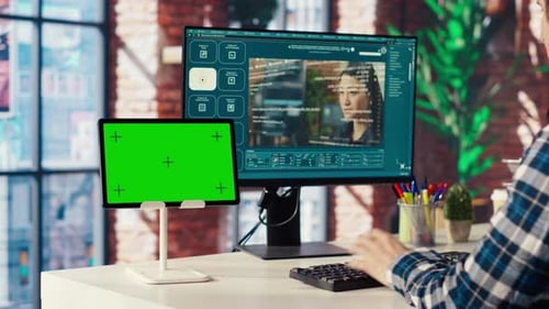 Homem usando modelos generativos de texto para vídeo no computador e no tablet Chroma Key