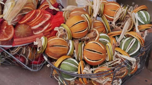 Marché de Noël avec jouets, bonbons et décorations, articles de Noël et cadeaux à vendre, décoration du Nouvel An