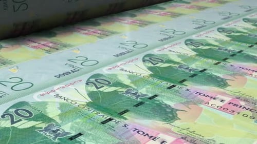 20 billets en dobra de São Tomé sur une machine à imprimer.