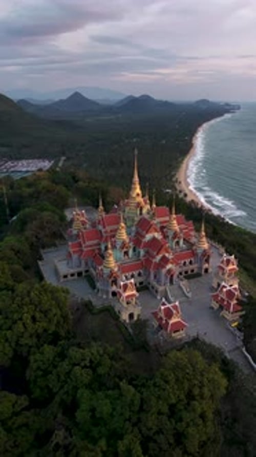 Découvrez le magnifique temple Phra Mahathat Chedi Phakdee Prakat sur la colline de Thong Chai en Thaïlande