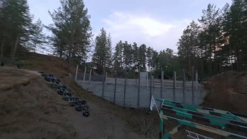 FPV-Drohnenansicht des leeren Hindernisparcours im Freizeitpark 15