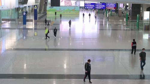 Passagiere gehen durch die Ankunftshalle des internationalen Flughafens Chek Lap Kok in Hongkong, Chi