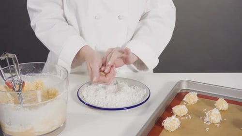 Coloca la masa de galletas en la bandeja para hornear para hornear galletas de coco