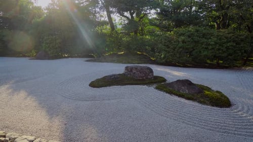 Die Gestaltung der Gärten in den Zen-Tempeln in Kyoto versucht, die Formen des Meeres nachzuahmen, wo