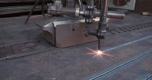 Plasmaschneider schneidet Metall in einem Industrieunternehmen - Hohe Energie durch Hitze und elektrischen Strom
