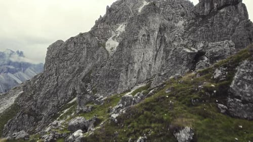Vista aérea Cinemática de las montañas alpinas 11er (Stubai, Austria). Volando por empinadas formaciones de piedra