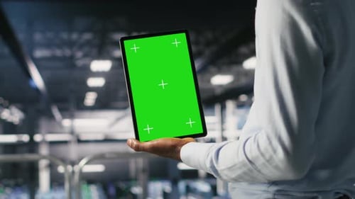 Rechenzentrumsingenieure auf einer industriellen Plattform mit isoliertem Bildschirmgerät