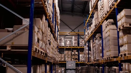 Usine aérienne, site de stockage, entrepôt où d'innombrables boîtes sont méticuleusement disposées sur une cabine robuste