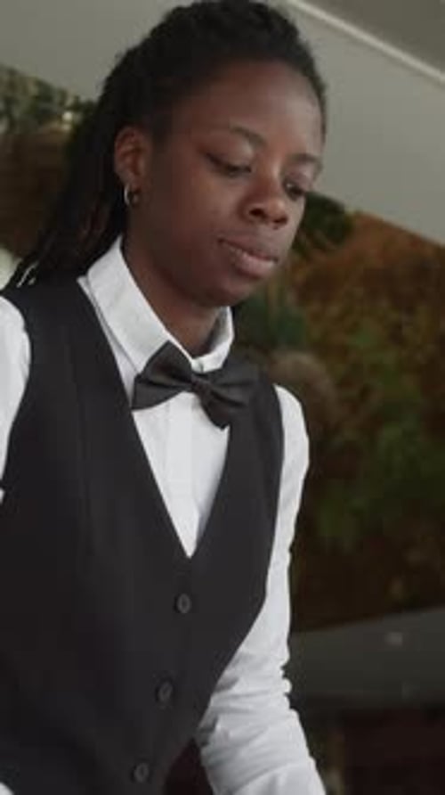 Mesa de comedor vertical de mesera con gerente de restaurante