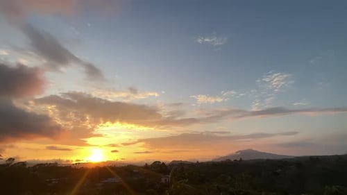 wunderschöner Sonnenuntergang mit Wolken in den Bergen