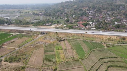 Luftaufnahme der Mautstraße, die von Natur umgeben ist, in Boyolali, Java, Indonesien