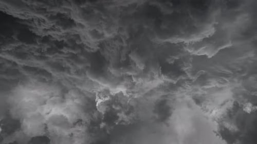 Sturmhintergrund mit dramatisch dunklen Wolken.