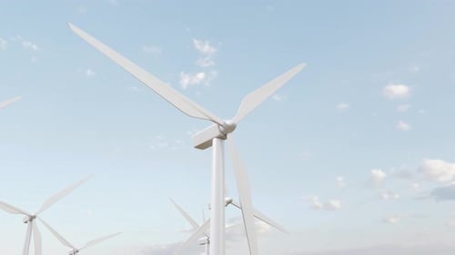 Windmühlen vor wolkenblauem Himmel