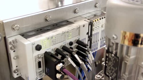 Rückansicht des Monitors mit Kabelsystem einer modernen Bierfabrik. Nahaufnahme.