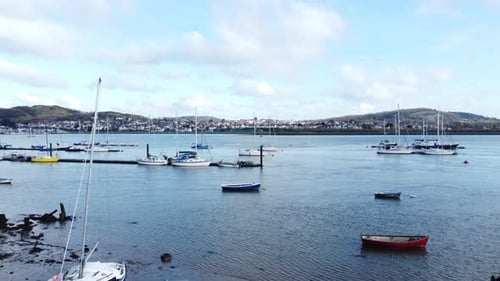 Ruhiges europäisches Dorf, Fischerboote, Hafen, Uferpromenade, Jachthafen, Blick von oben nach oben