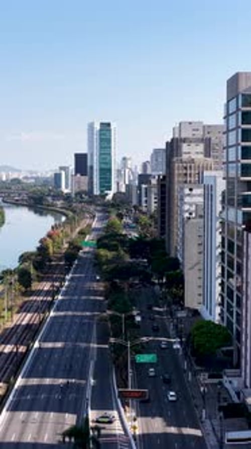 Famosa estrada de Pinheiros, no centro de São Paulo, Brasil.