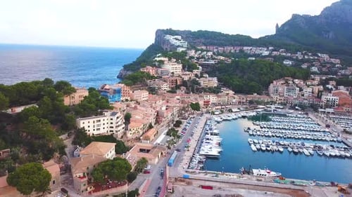 Luftaufnahme von festgemachten Booten in Port de Soller, Mallorca, Spanien