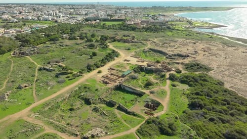 Vue aérienne du vaste site archéologique des tombeaux des rois à Paphos, à Chypre, niché entre